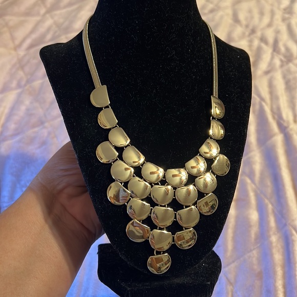 🌈3/$20 Express Gold Tone Bib Statement Necklace - Picture 3 of 5